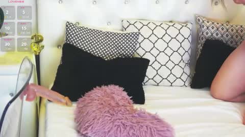 Yssabel online show from April 24, 5:10 am