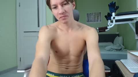 Snapshot of yummyalexxx chatting on January 17, 8:55 pm Alex online show from January 17, 8:55 pm