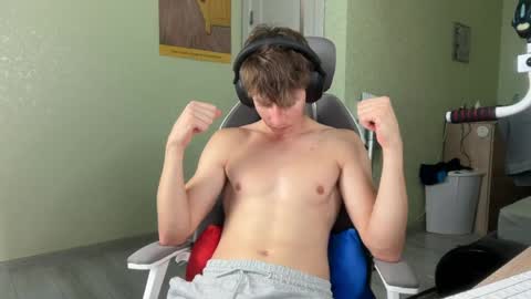 Snapshot of yummyalexxx chatting on May 16, 4:17 pm Alex online show from May 16, 4:17 pm