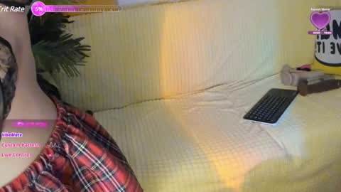 Snapshot of yummyqueen1 chatting on December 8, 2:07 am KIM online show from December 8, 2:07 am