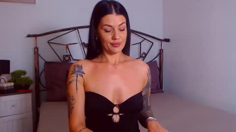 I V Y   online show from September 17, 7:48 pm