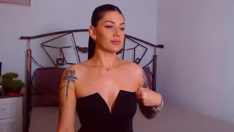 I V Y   online show from September 18, 7:38 pm