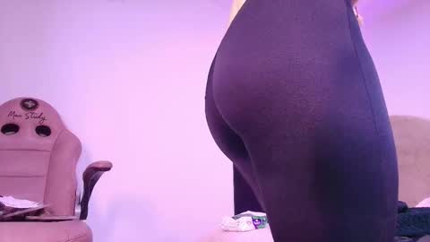 Snapshot of z_zoe_ chatting on November 28, 3:09 am Zoe online show from November 28, 3:09 am