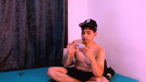 Snapshot of zacck_evans chatting on May 26, 3:13 am zacck_evans online show from May 26, 3:13 am