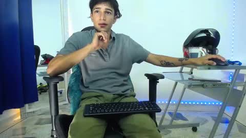 Snapshot of zacktk7 chatting on December 18, 12:10 am zack online show from December 18, 12:10 am