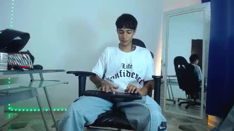 Snapshot of zacktk7 chatting on December 23, 11:28 pm zack online show from December 23, 11:28 pm