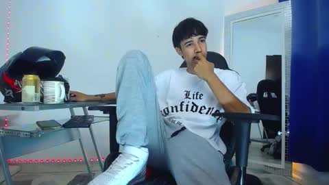 Snapshot of zacktk7 chatting on December 24, 2:32 am zack online show from December 24, 2:32 am