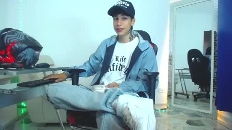 Snapshot of zacktk7 chatting on December 25, 6:30 pm zack online show from December 25, 6:30 pm