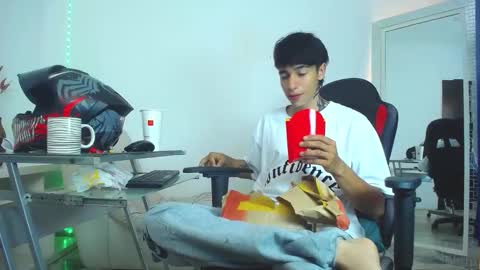 Snapshot of zacktk7 chatting on December 25, 9:33 pm zack online show from December 25, 9:33 pm