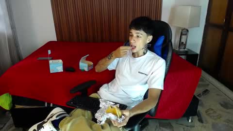 Snapshot of zacktk7 chatting on December 28, 5:03 pm zack online show from December 28, 5:03 pm