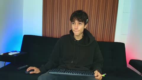 Snapshot of zacktk7 chatting on February 17, 9:19 pm zack online show from February 17, 9:19 pm