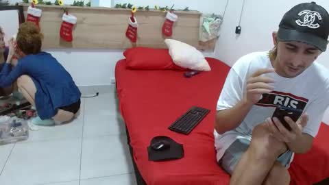 Snapshot of zammu_1992_ chatting on December 17, 7:48 pm Zamu online show from December 17, 7:48 pm