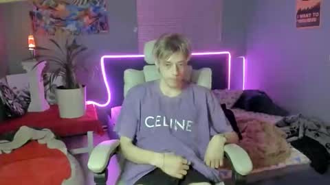 Snapshot of zane_steele chatting on March 12, 12:50 am Kel online show from March 12, 12:50 am