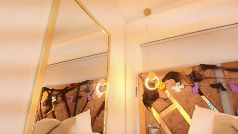 Zarah Andrews online show from October 6, 11:51 am