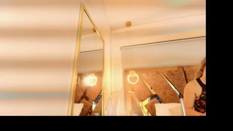 Zarah Andrews online show from November 11, 12:05 pm