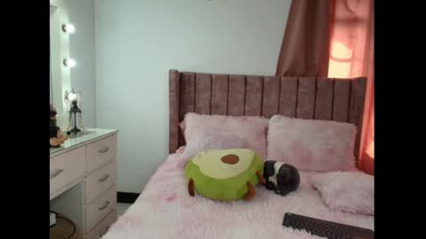 Snapshot of zaraquiinn chatting on February 18, 8:03 pm ZaraQuiinn online show from February 18, 8:03 pm