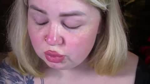 Lola online show from May 12, 7:22 pm