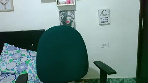 Snapshot of zaray_45bella chatting on April 29, 12:05 am zaray online show from April 29, 12:05 am