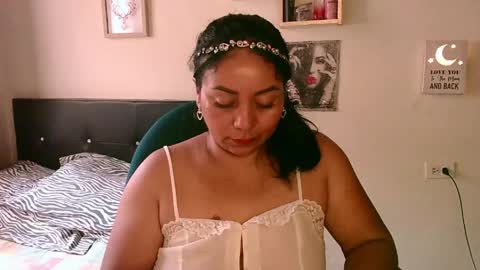 Snapshot of zaray_45bella chatting on May 16, 9:24 pm zaray online show from May 16, 9:24 pm