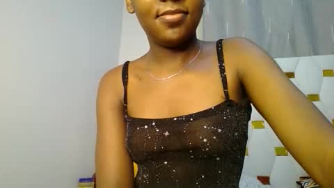 Snapshot of zariah011 chatting on May 21, 9:33 pm zariah online show from May 21, 9:33 pm