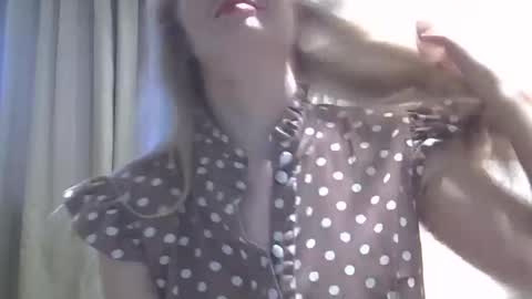 Snapshot of zarinaswift chatting on December 20, 7:33 am Zarina Swift online show from December 20, 7:33 am