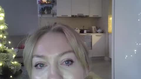 Snapshot of zarinaswift chatting on December 23, 7:49 am Zarina Swift online show from December 23, 7:49 am