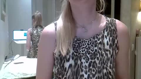 Snapshot of zarinaswift chatting on January 9, 4:30 am Zarina Swift online show from January 9, 4:30 am