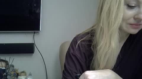 Snapshot of zarinaswift chatting on February 12, 8:59 am Zarina Swift online show from February 12, 8:59 am