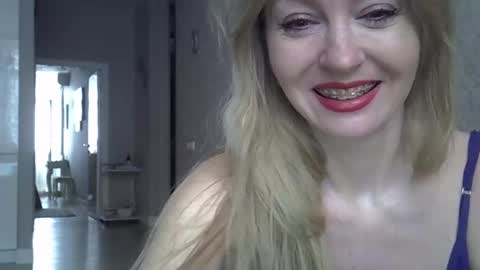 Snapshot of zarinaswift chatting on February 18, 8:05 am Zarina Swift online show from February 18, 8:05 am