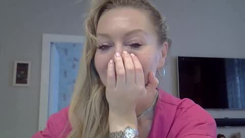 Snapshot of zarinaswift chatting on October 10, 4:33 am Zarina Swift online show from October 10, 4:33 am