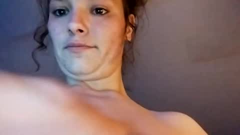 Snapshot of zellelajay2009 chatting on February 26, 9:42 am KENDAL Kaylee online show from February 26, 9:42 am