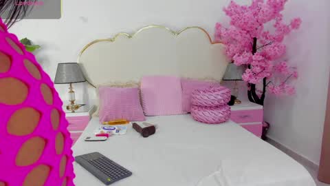 zendayarosse online show from April 6, 9:49 pm