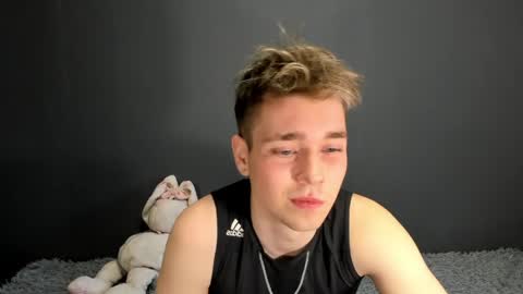 Snapshot of zeriixx chatting on April 26, 2:42 am Ethan online show from April 26, 2:42 am