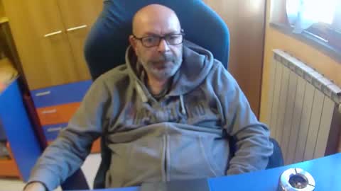 Snapshot of zeus58100 chatting on October 25, 7:49 am zeus58100 online show from October 25, 7:49 am