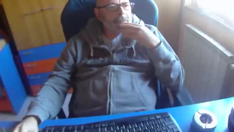 Snapshot of zeus58100 chatting on October 28, 10:41 am zeus58100 online show from October 28, 10:41 am