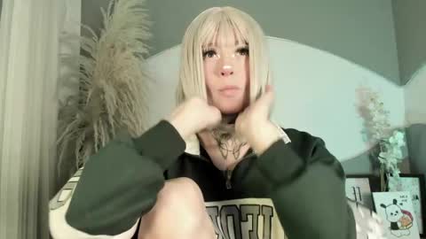 Snapshot of zhally_dee chatting on June 4, 11:49 am zhally_dee online show from June 4, 11:49 am