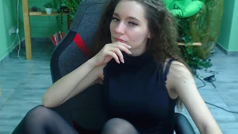 Snapshot of zianichols chatting on February 4, 1:02 am zianichols online show from February 4, 1:02 am