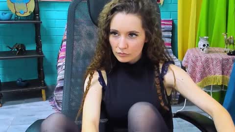 Snapshot of zianichols chatting on February 5, 3:31 pm zianichols online show from February 5, 3:31 pm