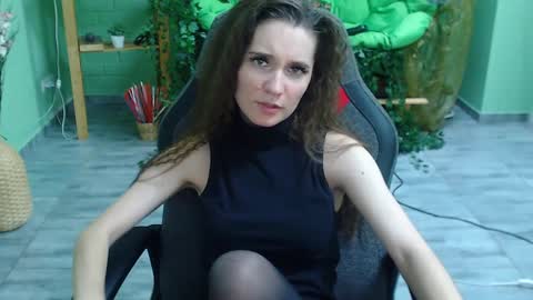 Snapshot of zianichols chatting on February 6, 11:04 pm zianichols online show from February 6, 11:04 pm