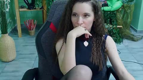 Snapshot of zianichols chatting on March 3, 10:42 pm zianichols online show from March 3, 10:42 pm