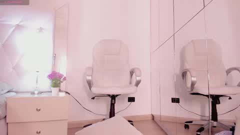 Snapshot of zinnia_mosley chatting on February 26, 5:50 pm Nia online show from February 26, 5:50 pm