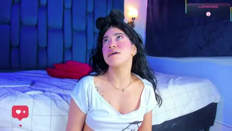 zoe_axel1 online show from April 8, 8:42 pm