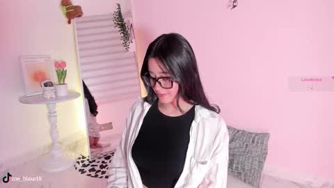 Snapshot of zoe_blake18 chatting on October 17, 10:56 pm Zoe online show from October 17, 10:56 pm