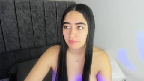 zoe_jones7 online show from October 29, 2:47 am