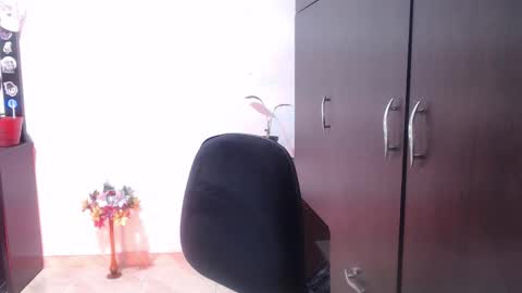 Snapshot of zoe_khall chatting on December 14, 4:18 am ZOE online show from December 14, 4:18 am