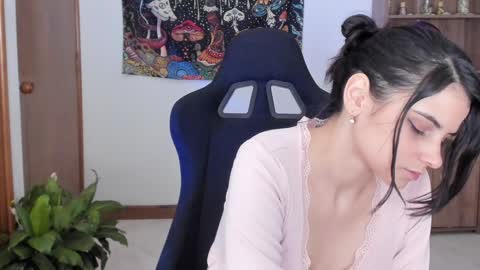 Snapshot of zoe_lover_ chatting on December 19, 3:51 am Zoe online show from December 19, 3:51 am