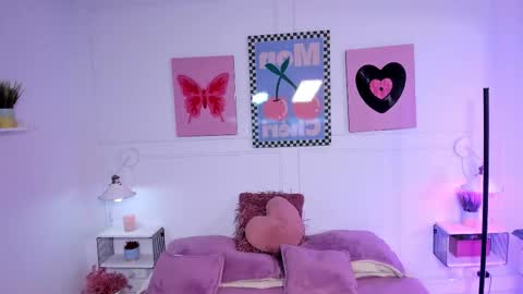 Zoe Lynch online show from January 7, 11:45 am