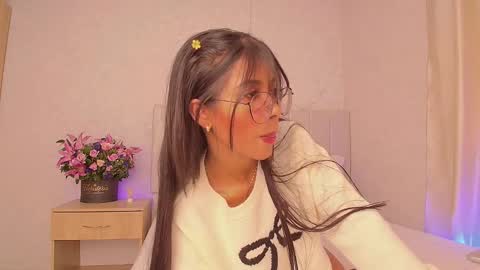 Mia online show from December 9, 7:07 pm