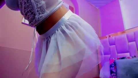 zoe_moreau online show from November 18, 7:51 pm