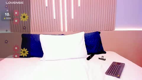 zoee_cute_ online show from April 24, 1:46 pm